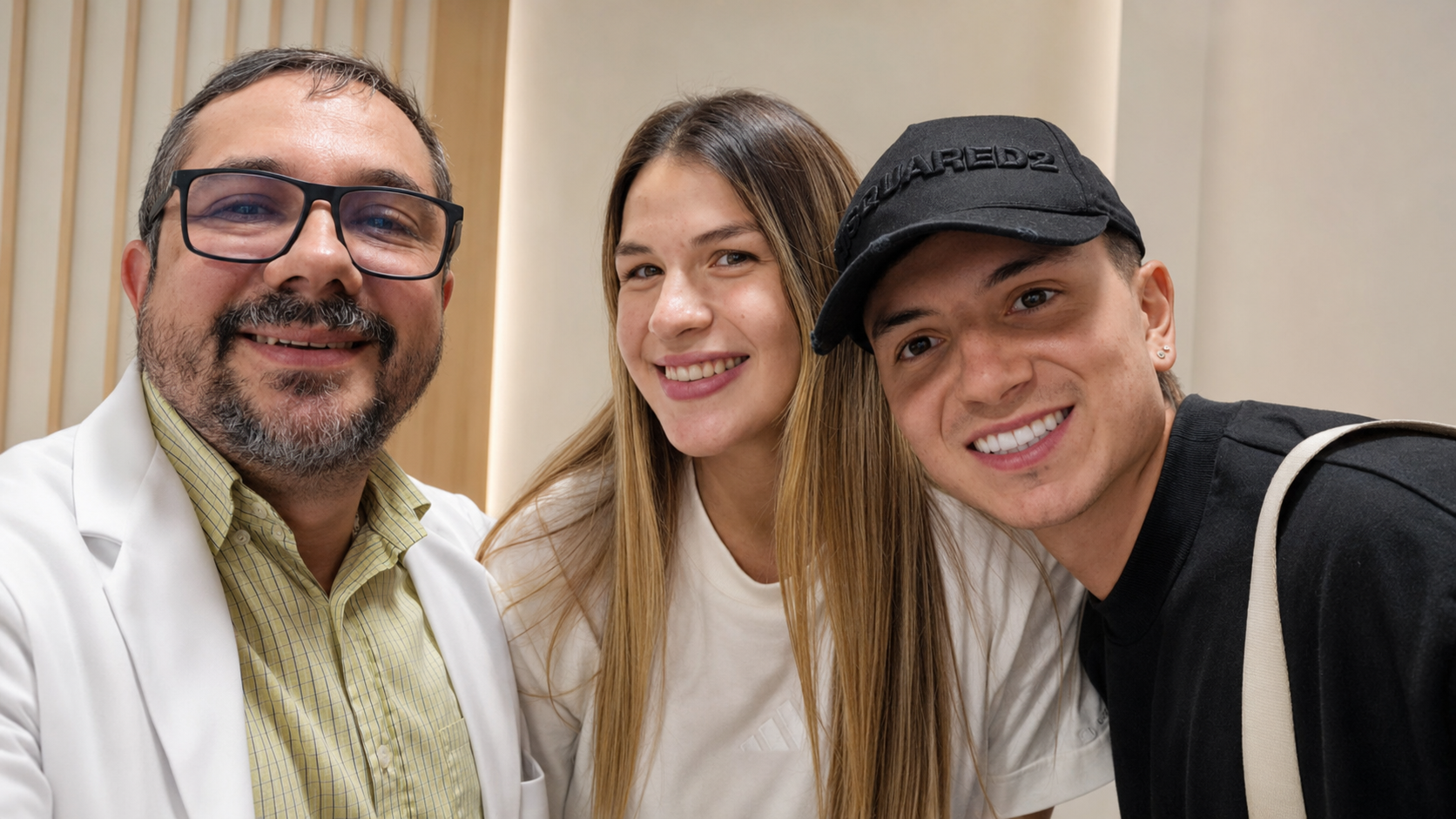 Dr. José Airton ao lado de um casal após o atendimento