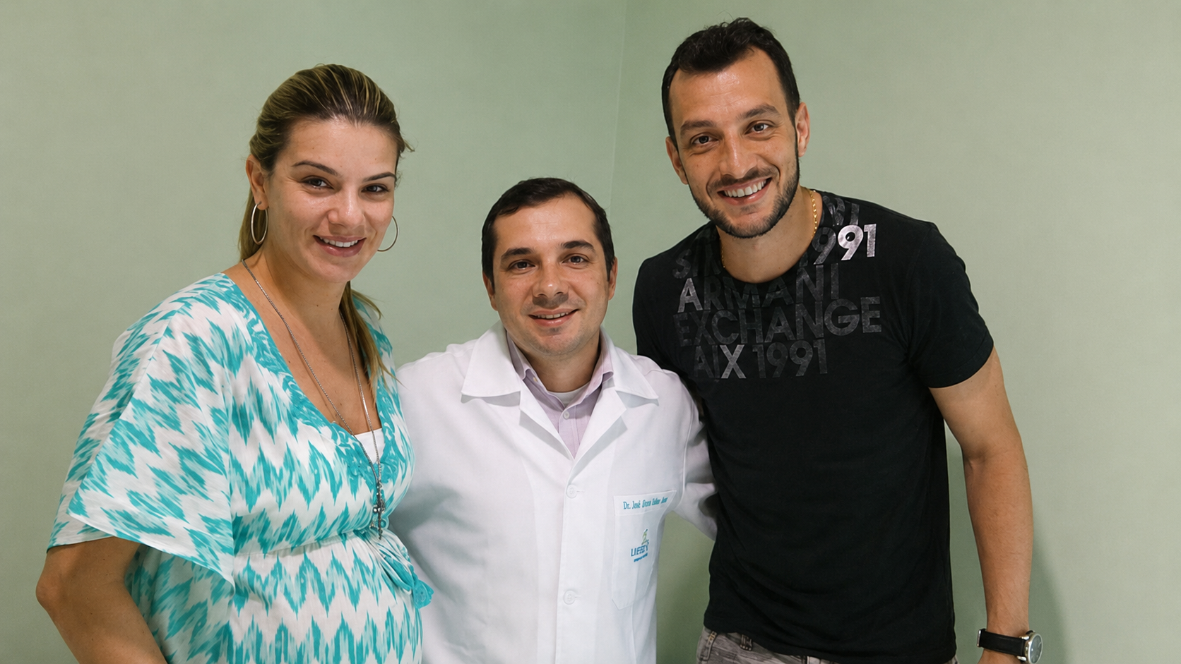 Dr. José Airton ao lado de um casal durante atendimento em sua trajetória profissional